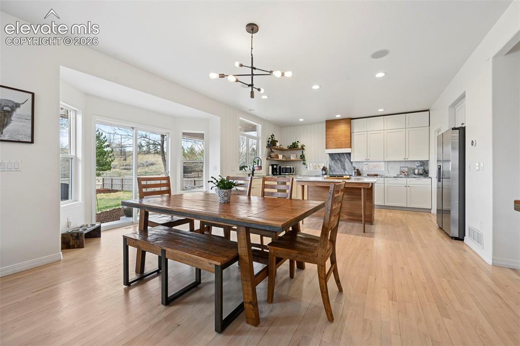 Image 8 of 50: Dining Area