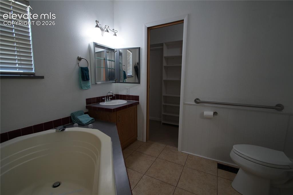Image 13 of 49: Bathroom