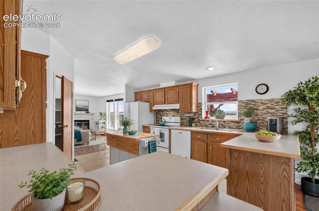 Image 15 of 48: Kitchen