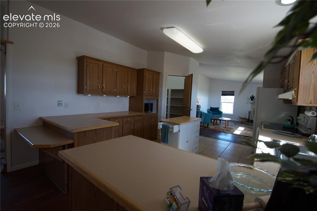 Image 17 of 49: Kitchen