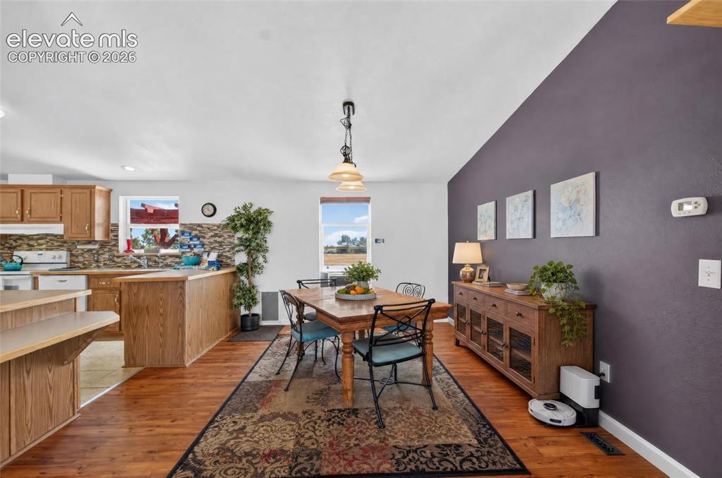 Image 17 of 48: Dining Area