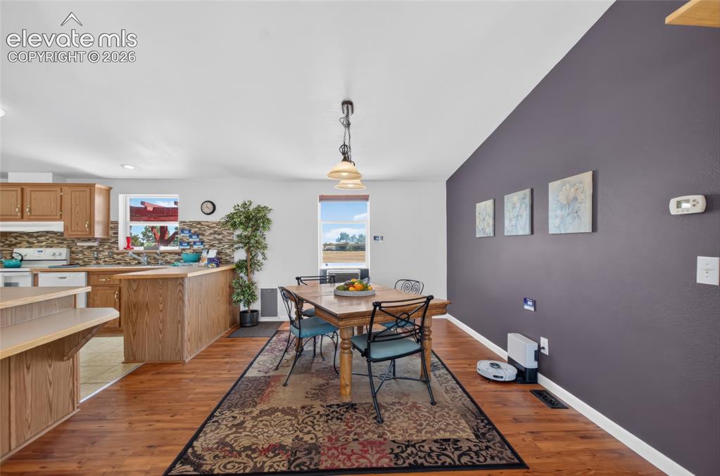 Image 18 of 48: Dining Area