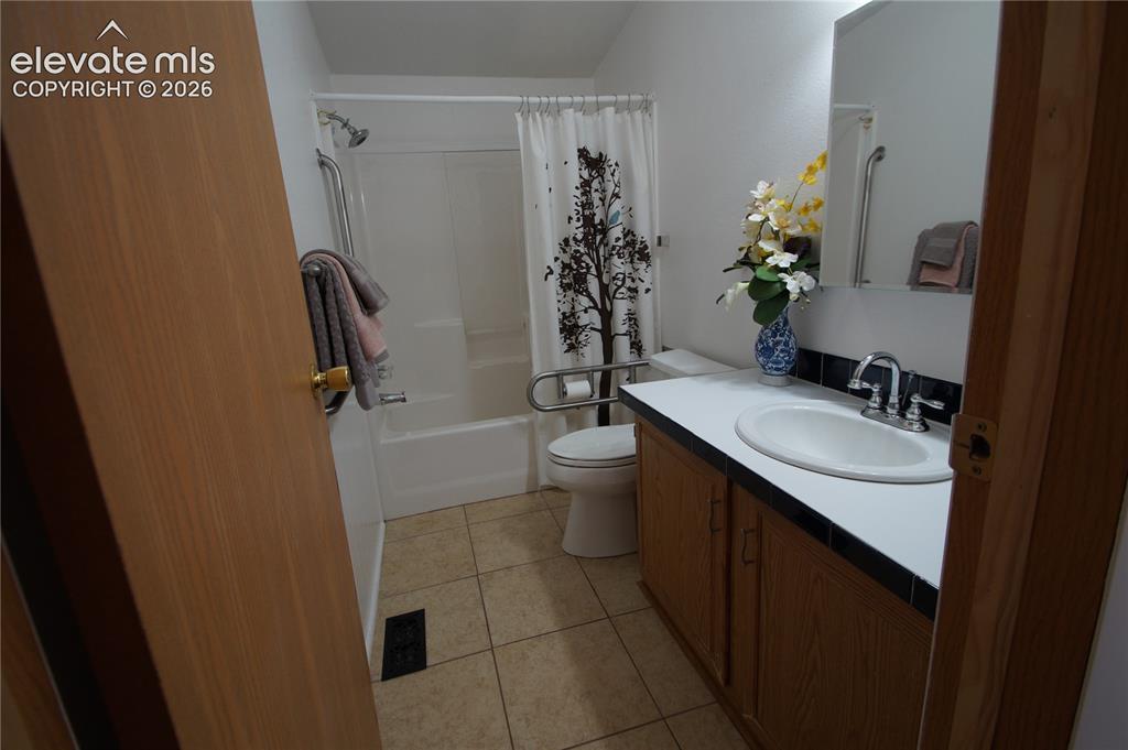 Image 19 of 49: Bathroom