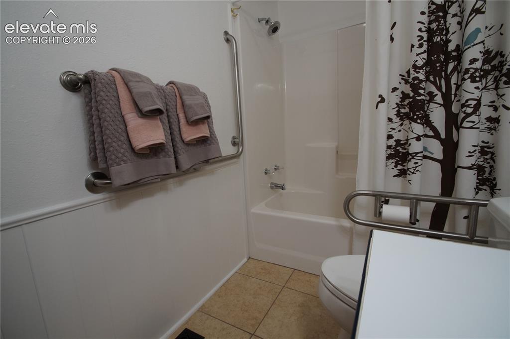 Image 20 of 49: Bathroom