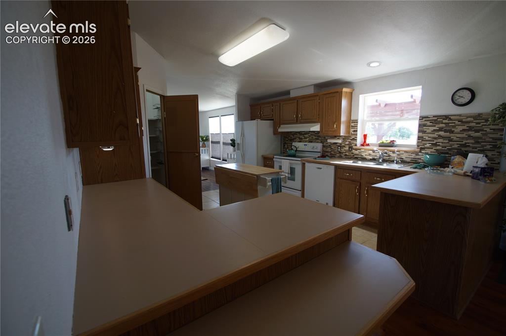 Image 28 of 49: Kitchen