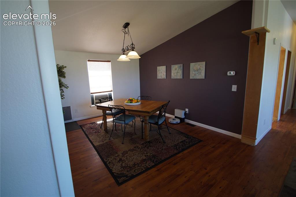 Image 29 of 49: Dining Area