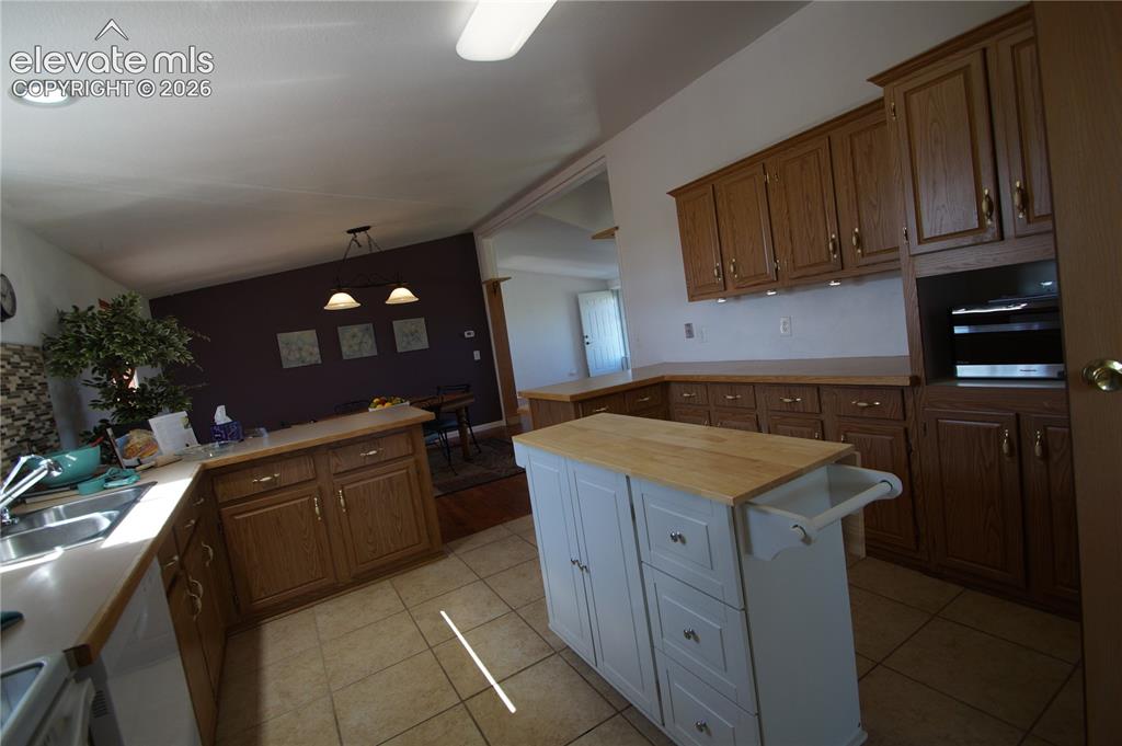 Image 30 of 49: Kitchen