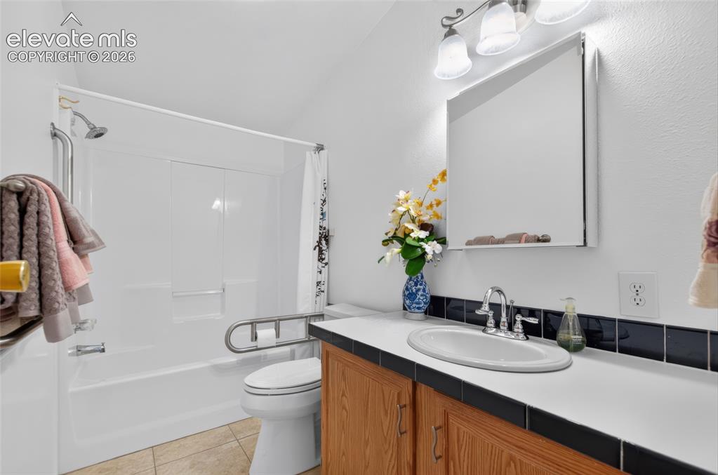Image 34 of 48: Bathroom