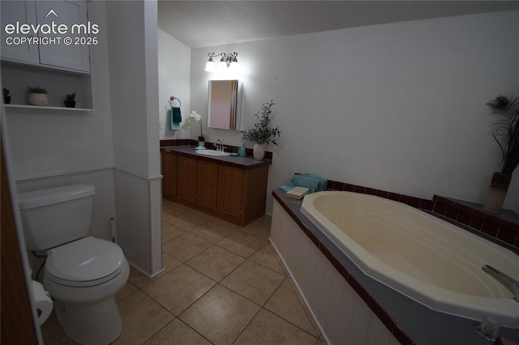 Image 38 of 49: Bathroom