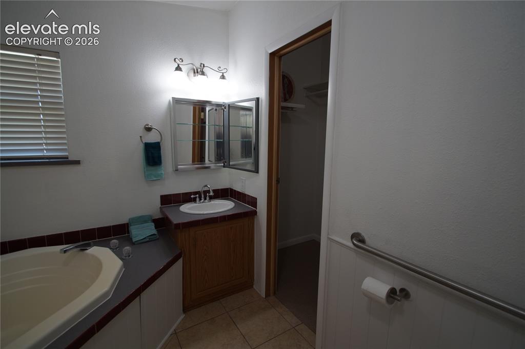 Image 39 of 49: Bathroom
