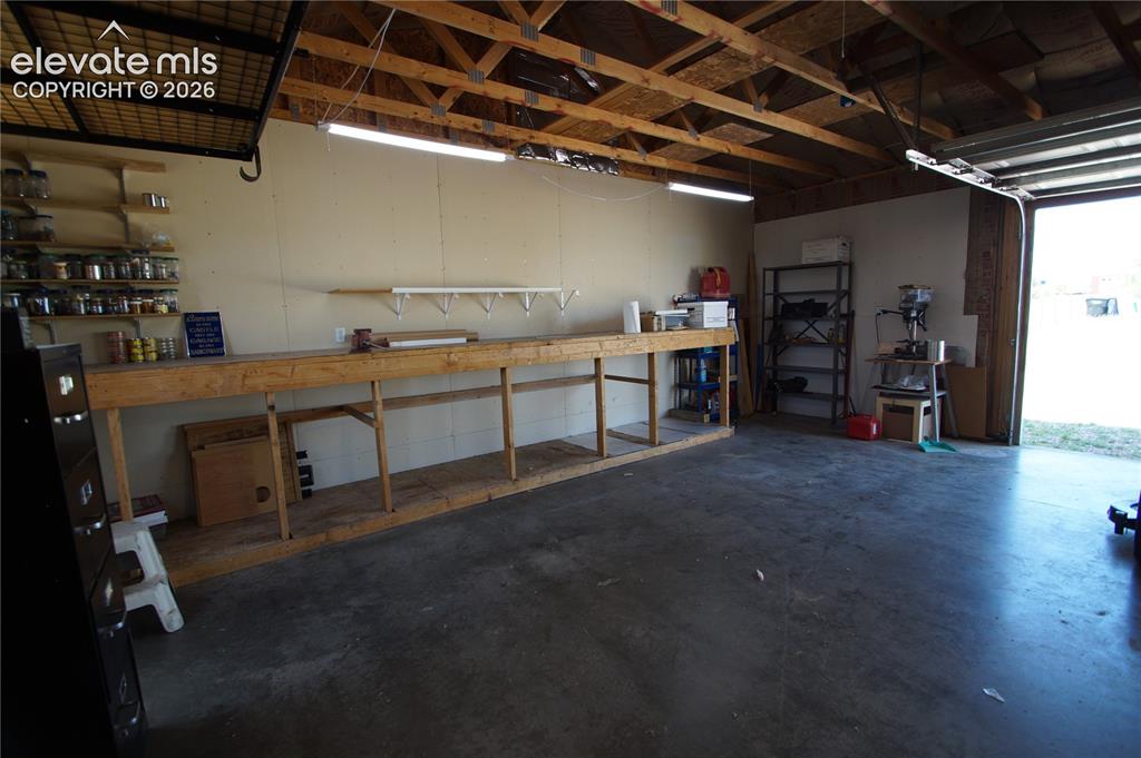 Image 46 of 49: Garage