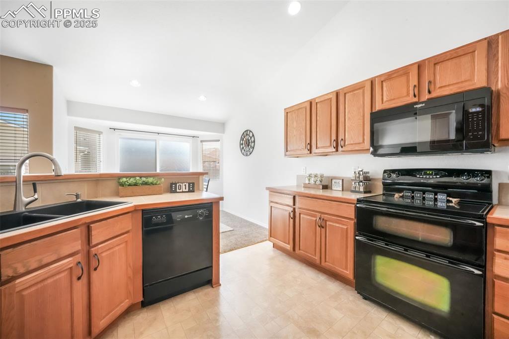 Image 11 of 50: Kitchen