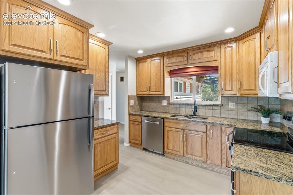 Image 15 of 38: Kitchen