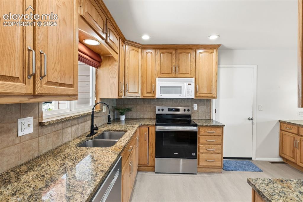 Image 16 of 38: Kitchen