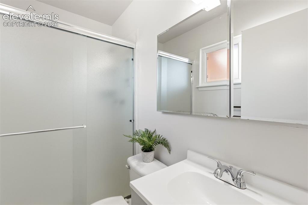 Image 23 of 38: Bathroom
