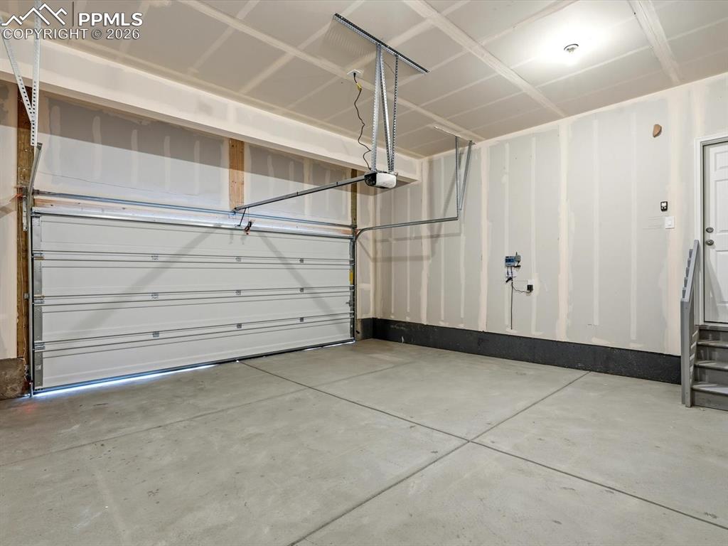 Image 5 of 30: Garage