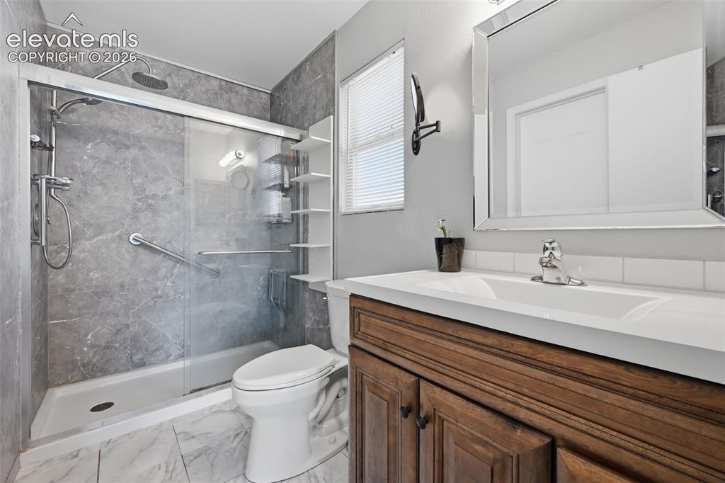 Image 16 of 31: Bathroom