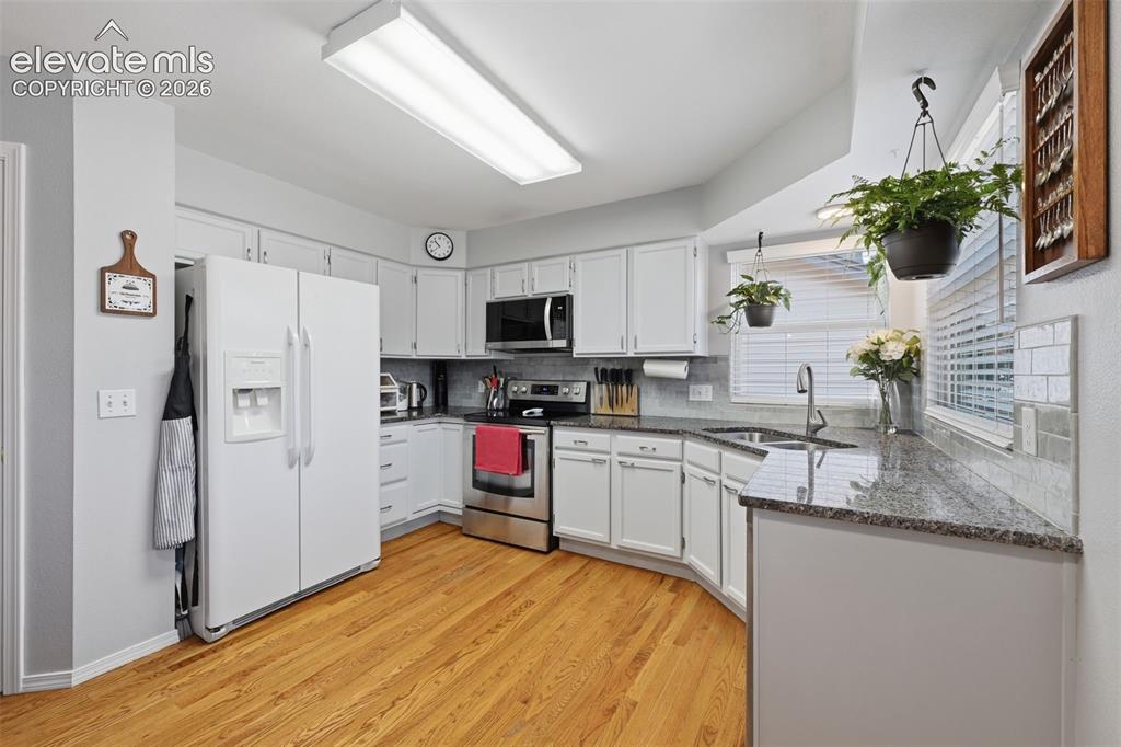 Image 3 of 31: Kitchen