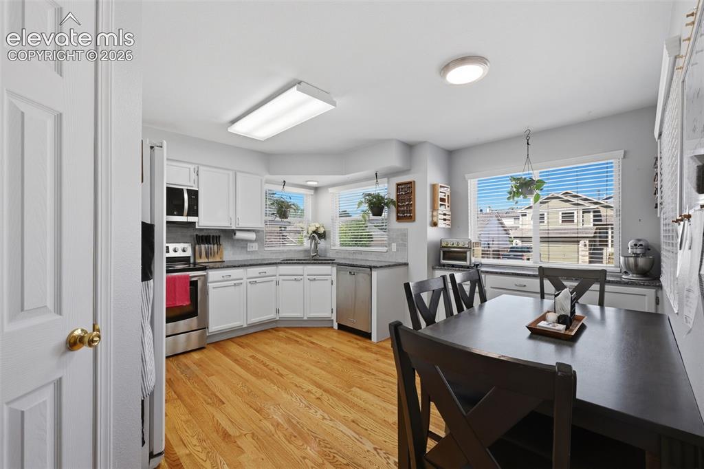 Image 4 of 31: Kitchen