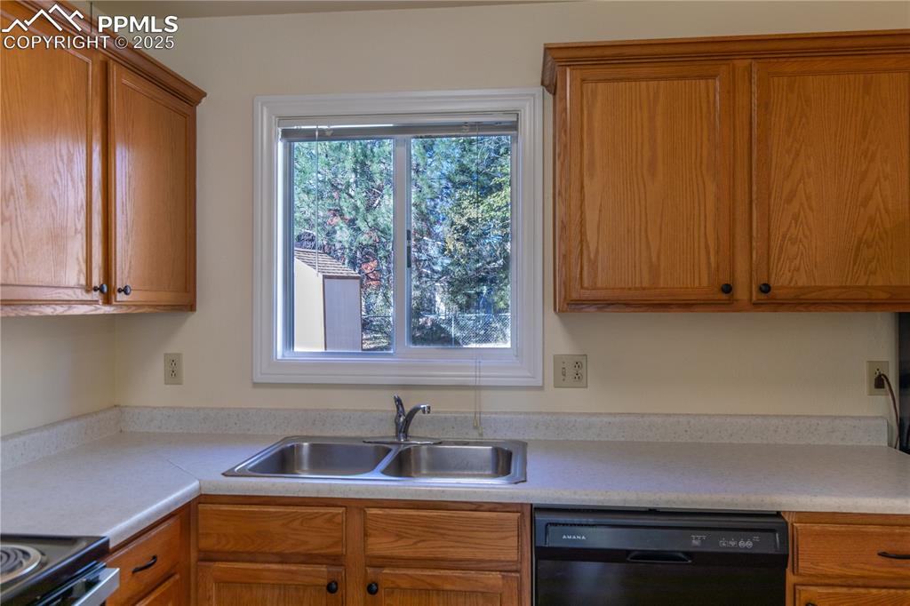 Image 9 of 26: Kitchen