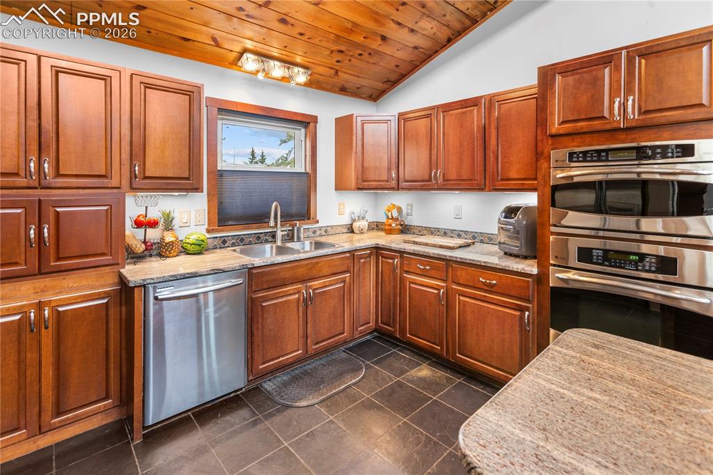 Image 7 of 38: Kitchen