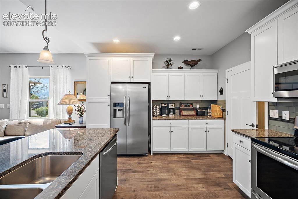 Image 11 of 25: Kitchen
