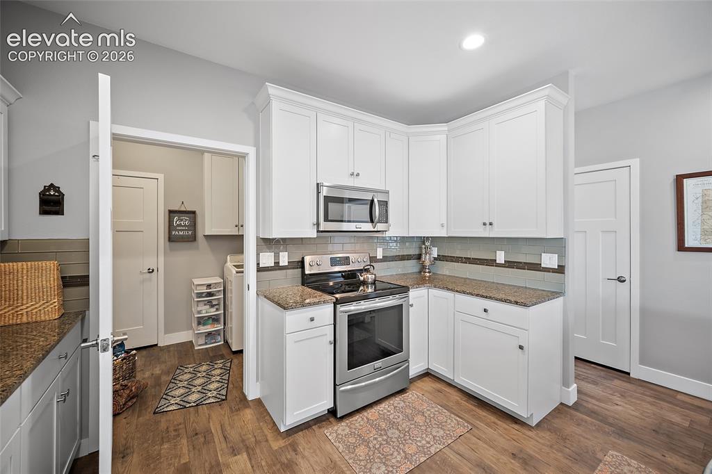 Image 12 of 25: Kitchen