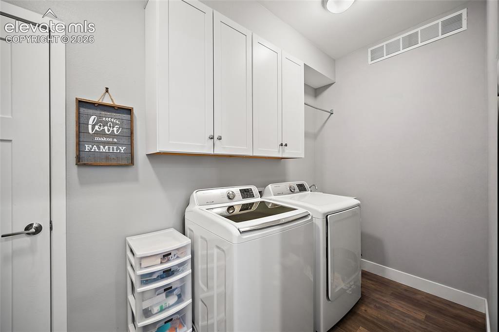 Image 14 of 25: Cabinets & Sink