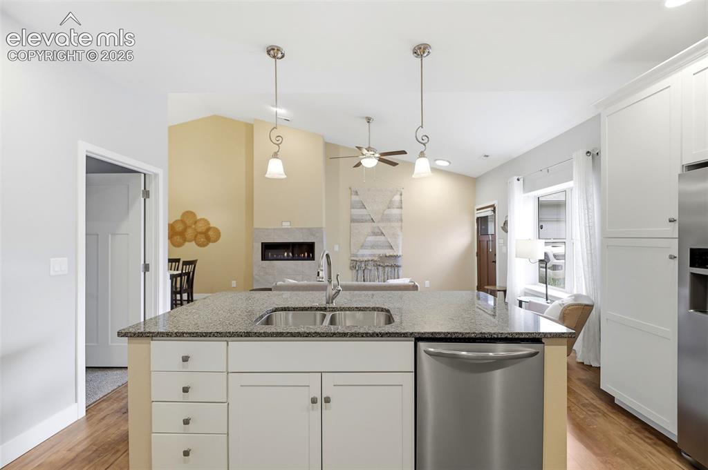 Image 15 of 42: Kitchen Island