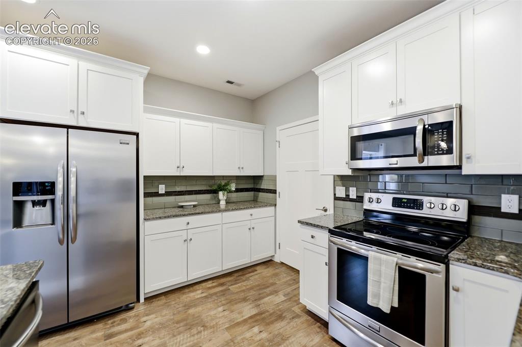 Image 16 of 42: Stainless Steele Appliances