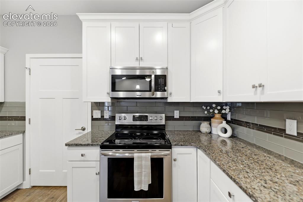 Image 17 of 42: Kitchen