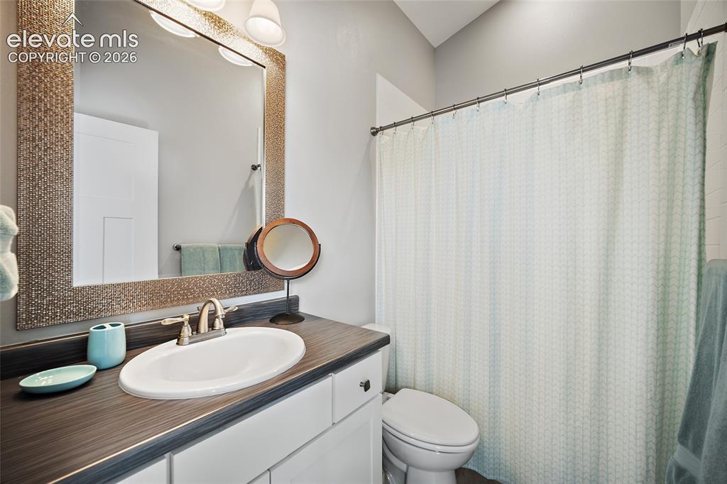 Image 22 of 25: Upstairs Bathroom
