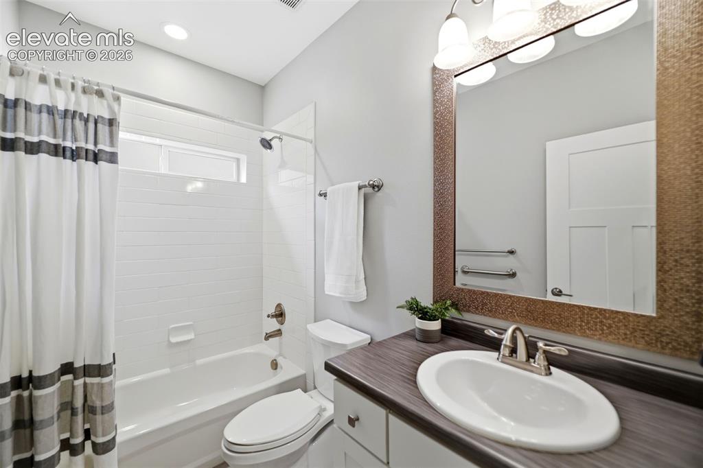 Image 24 of 42: 2nd Bathroom - Tub/Shower Combo