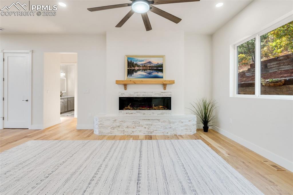 Image 23 of 47: Living Room