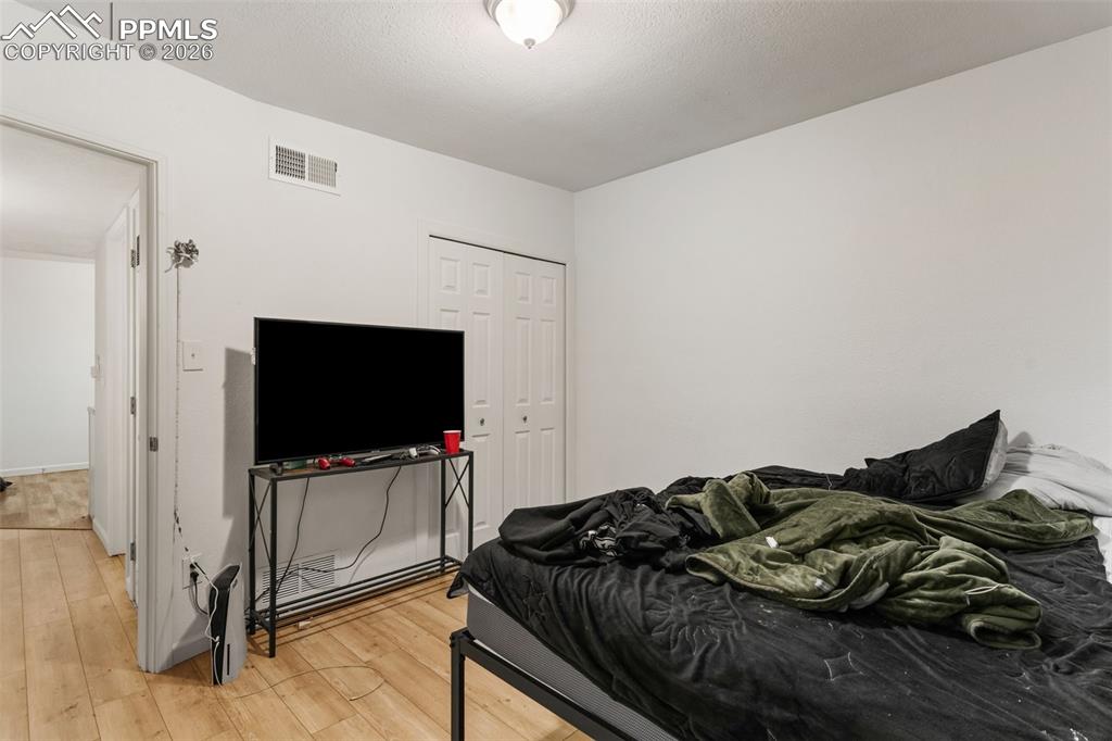 Image 11 of 15: Bedroom