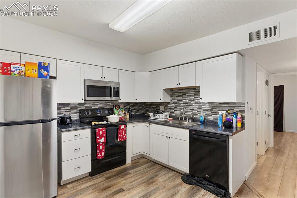 Image 13 of 15: Kitchen