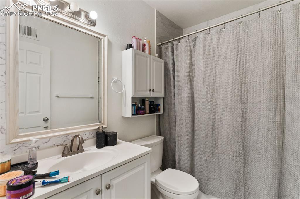 Image 4 of 15: Bathroom