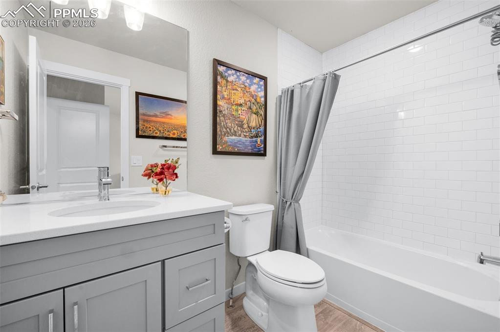 Image 24 of 33: Bathroom