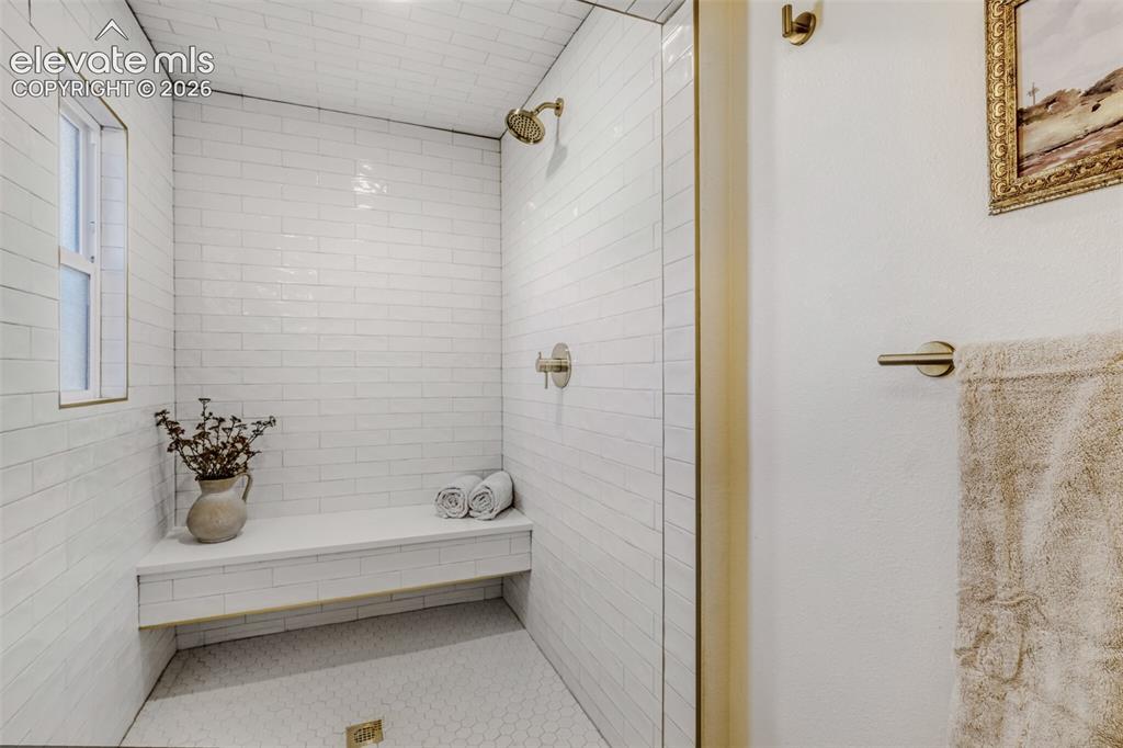 Image 20 of 29: Bathroom