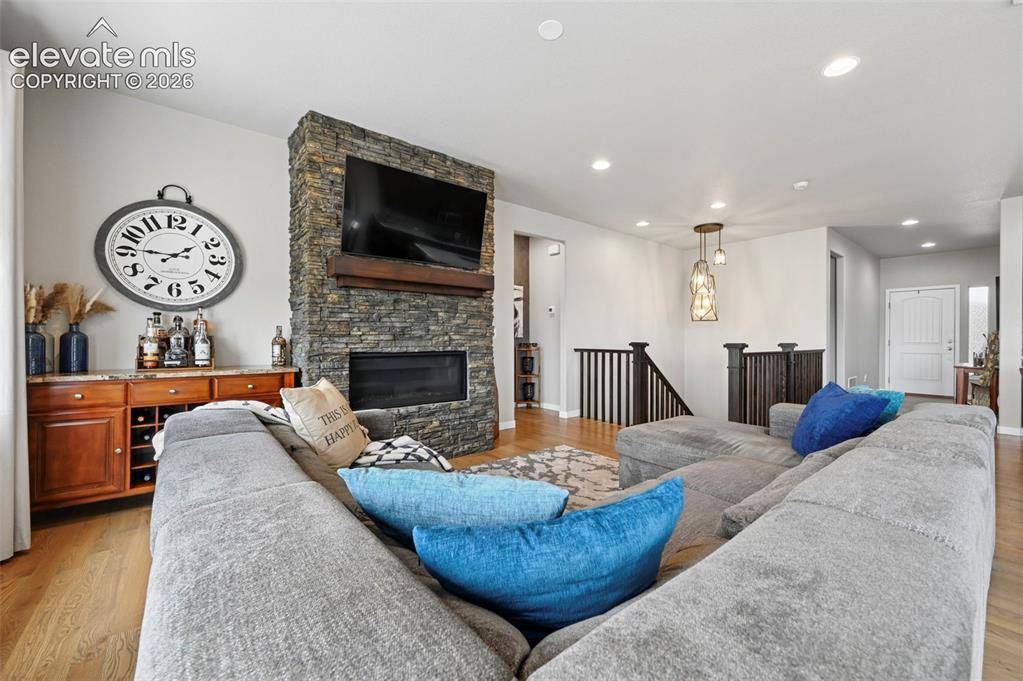 Image 19 of 50: Living Room