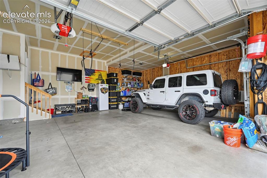 Image 44 of 50: Garage
