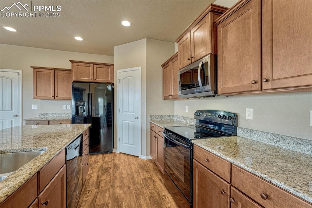 Image 10 of 50: Kitchen