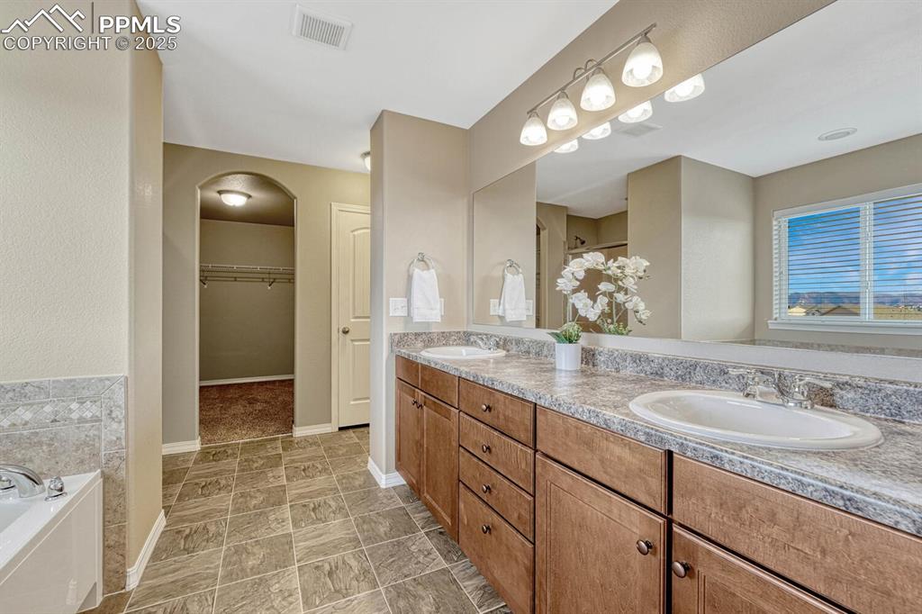 Image 18 of 50: Bathroom