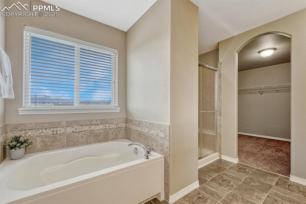 Image 19 of 50: Bathroom