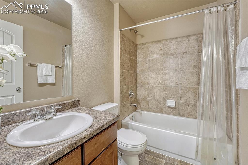 Image 22 of 50: Bathroom