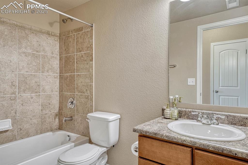 Image 28 of 50: Bathroom