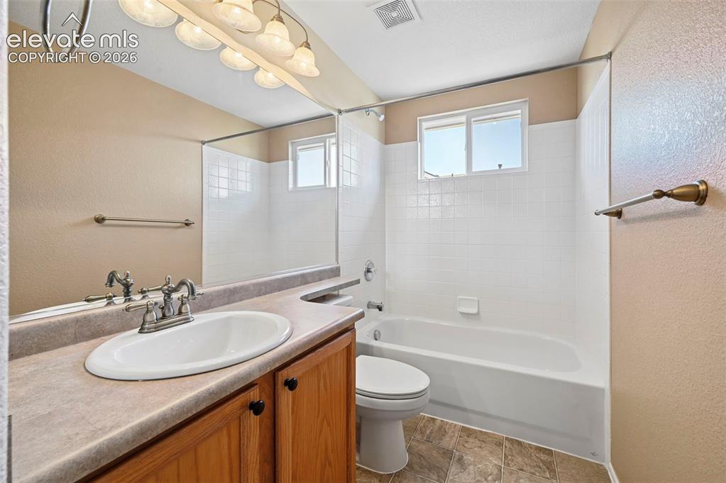 Image 17 of 37: Bathroom