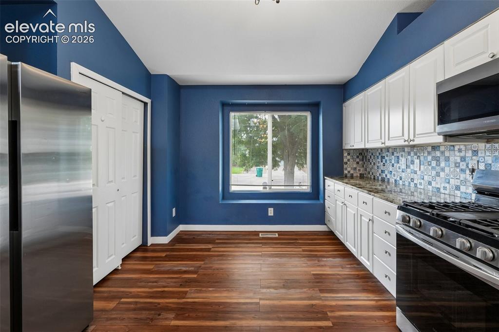 Image 6 of 30: Kitchen
