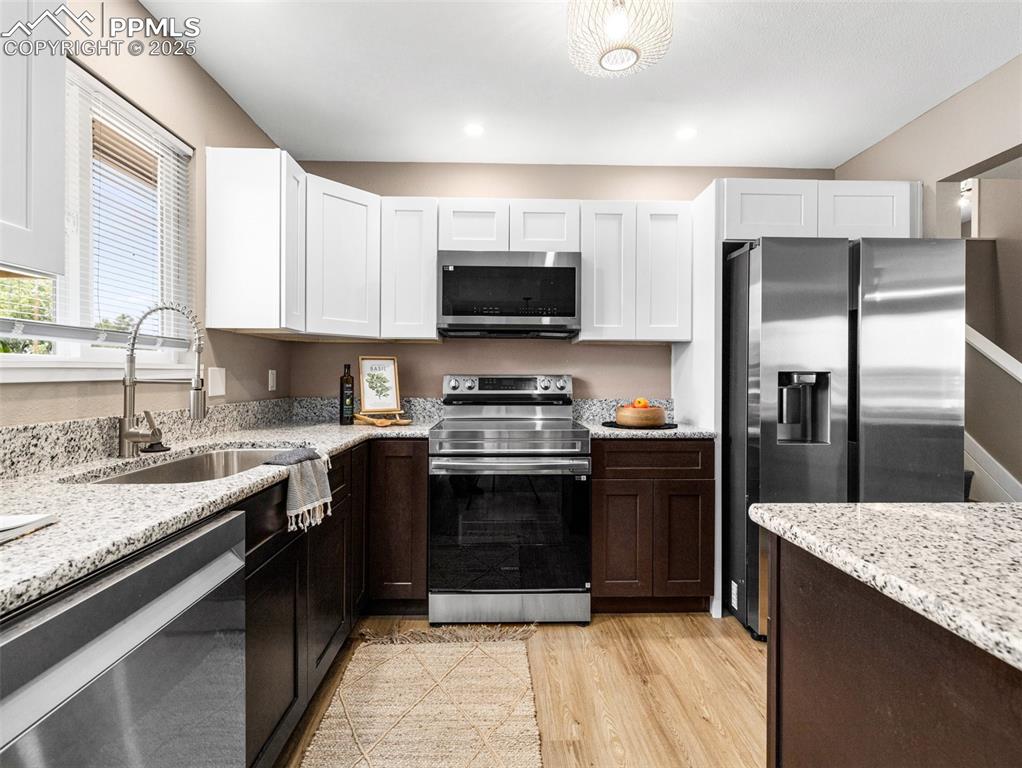 Image 17 of 42: Kitchen