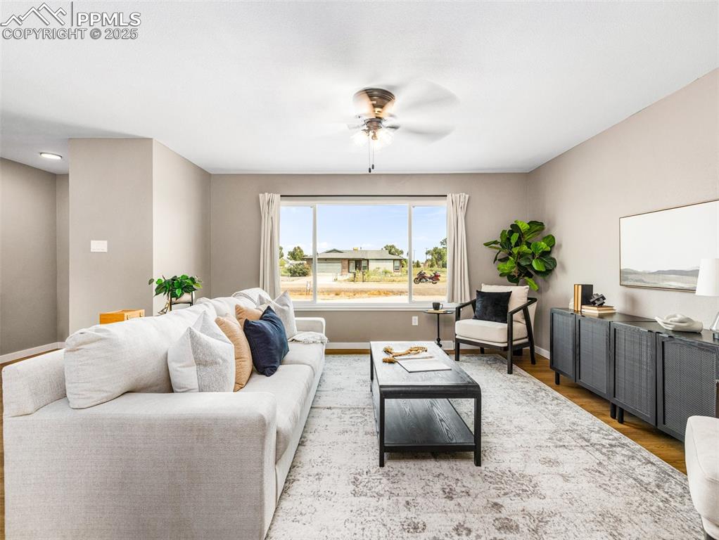 Image 21 of 42: Living Room